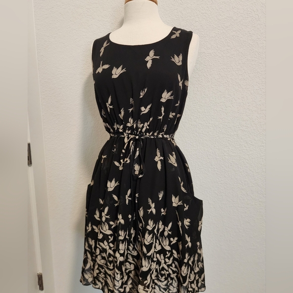Elegant Black and Cream Dress - Picture 1 of 4